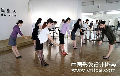 徐文波老師 專業(yè)服務(wù)禮儀培訓(xùn)教學(xué)實錄與價值解析