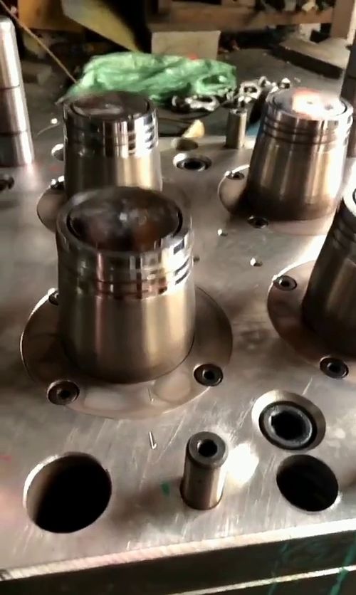 工廠機(jī)械加工 老師傅的技術(shù)真是太精湛了